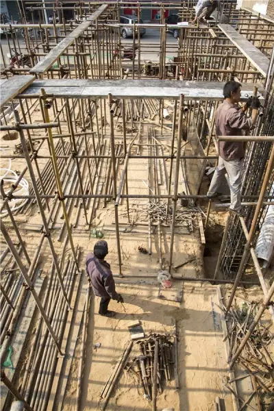 镜头实拍 神木建筑工人在34℃高温下的坚守